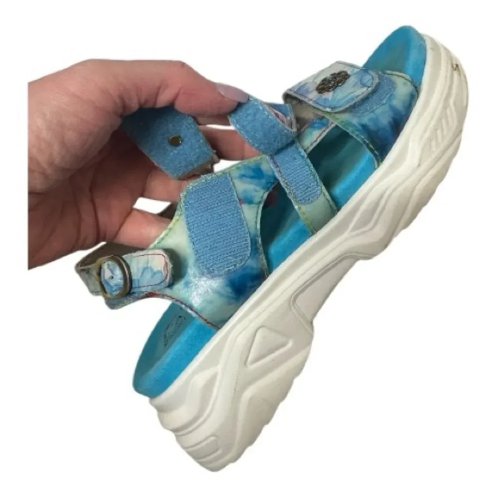 L'ATISTE Seansand Blum Blue Embossed Floral Sandals Spring Step. Size 37 ( 6.5/7